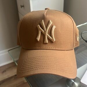 Like NEW NY New York Tan Snapback New Era Hat